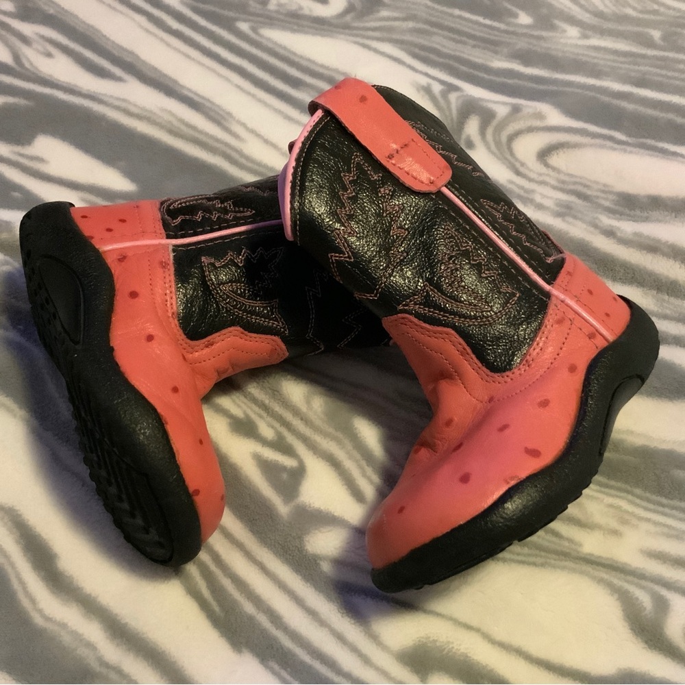 Pink cowgirl boots size 5 preowned. Good condition.